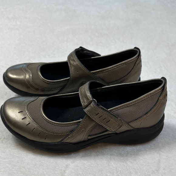 Clarks~Wave~Cruise Women's Size 7 Metallic Leather Comfort Mary Jane Shoes Flats - Picture 6 of 16